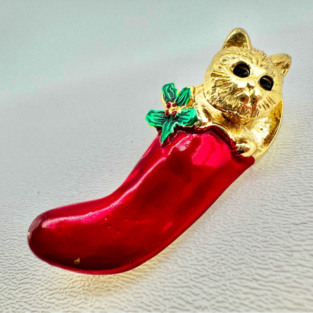 🟢 5/$20 Bouncy Cat Christmas Stocking Brooch Pin VTG Cute Festive Enamel Gold